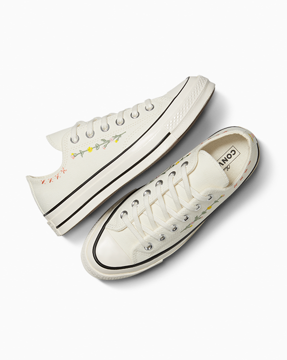 Chuck 70 Embroidered Flowers Low Top