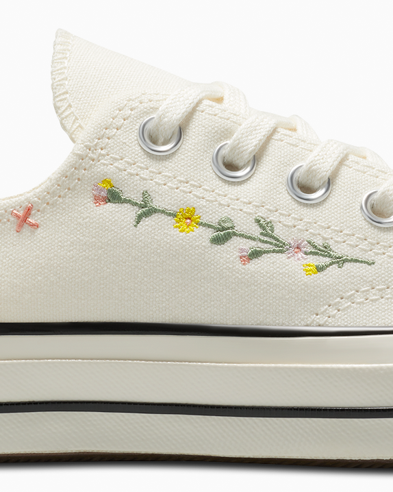 Chuck 70 Embroidered Flowers Low Top