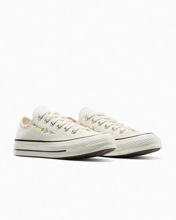 Chuck 70 Embroidered Flowers Low Top